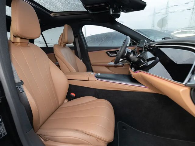 Mercedes-Benz E 200 4MATIC Sedan