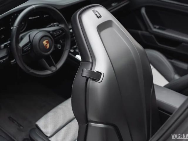 Porsche 992 4 Cabrio GTS Targa