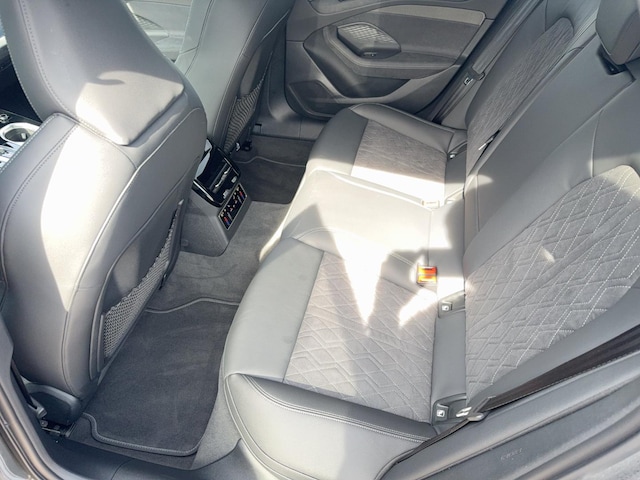 Audi A6 Avant Quattro S-Tronic