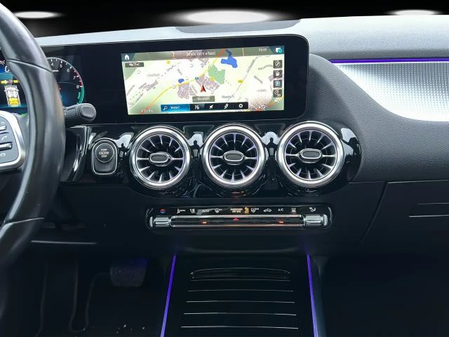 Mercedes-Benz GLA 250 GLA250e Night DISTR Pano AHK KeyGo LED 22kw Hifi