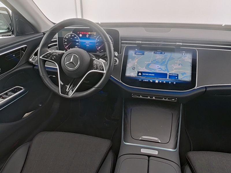 Mercedes-Benz E 200 Sedan