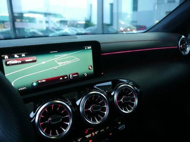 Mercedes-Benz CLA 200 AMG Line Sedan