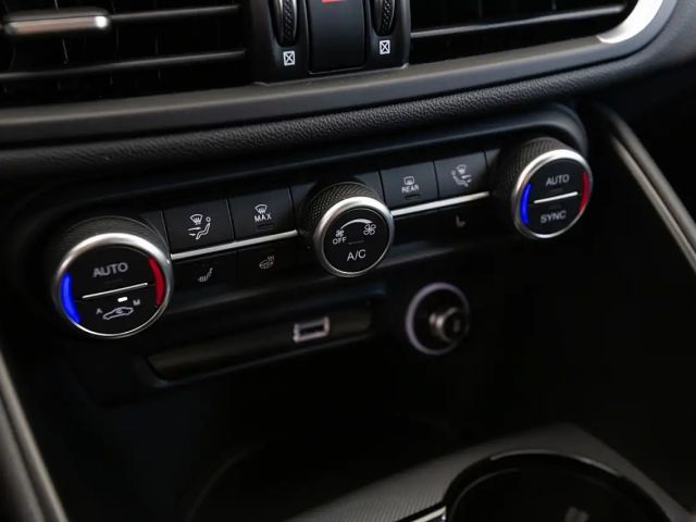 Alfa Romeo Giulia AT8 Q4