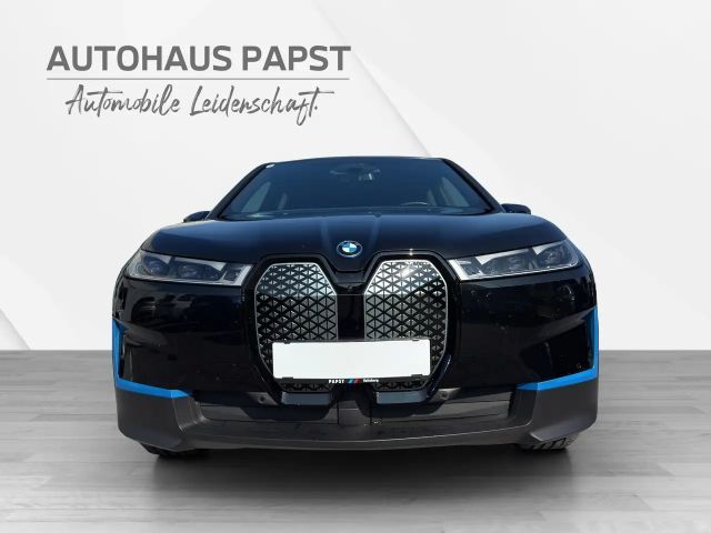 BMW iX *** LUFTFEDERUNG *** AHK ** NP 124.000,- *** -53%