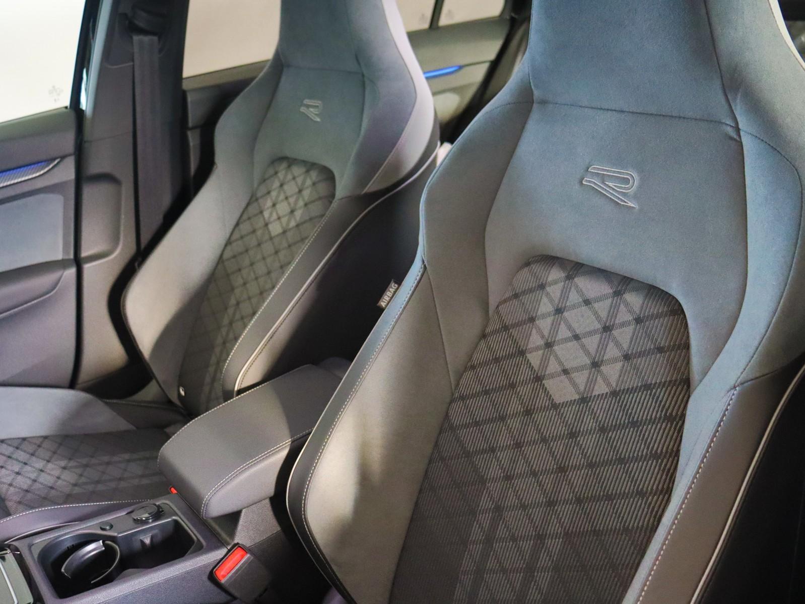 Volkswagen Golf 1.5 eTSI DSG Golf VIII R-Line