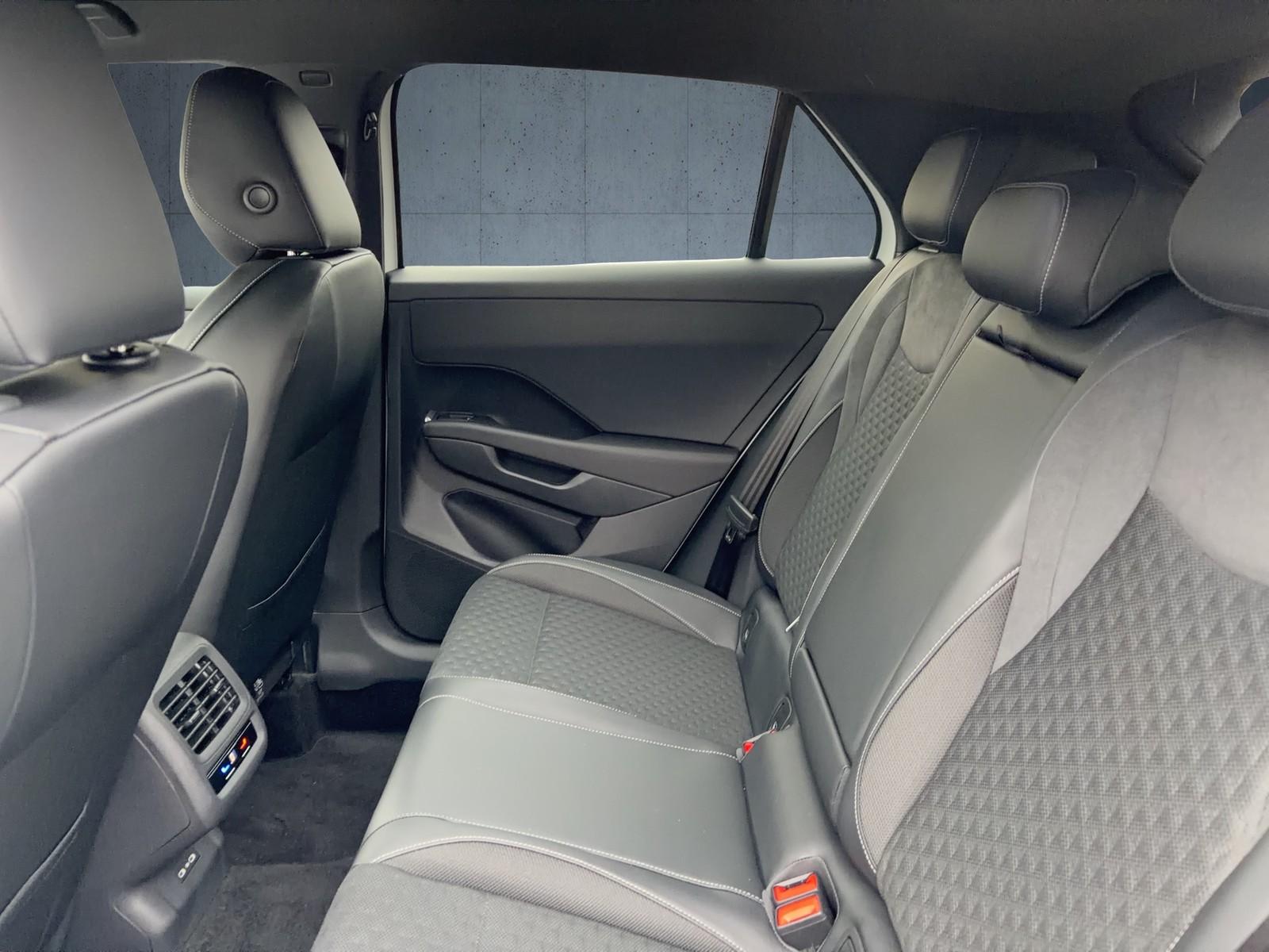 Volkswagen T-Roc 1.5 eTSI DSG IQ.Drive R-Line Style