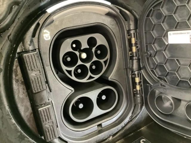 Mercedes-Benz EQB 300 4MATIC AMG Line