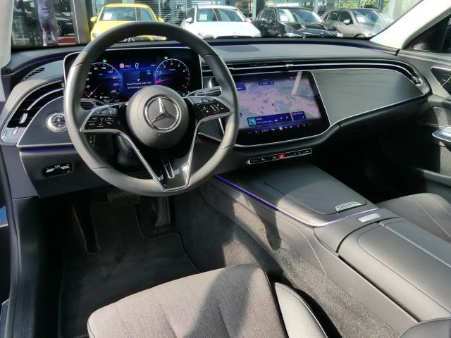 Mercedes-Benz E 200 AVANTGARDE Sedan