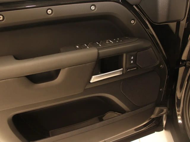 Land Rover Defender 110 D300 Dynamic SE