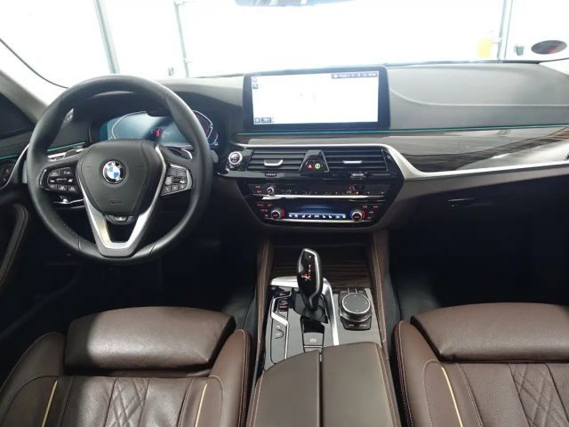 BMW 520 520d Luxury Line Sedan xDrive