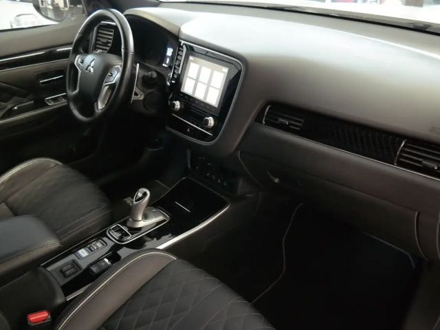 Mitsubishi Outlander +SHZ+STANDHEIZUNG+NAVI+LEDER+LENKRADHEIZ.+
