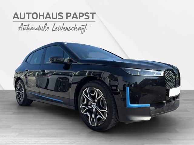 BMW iX *** LUFTFEDERUNG *** AHK ** NP 124.000,- *** -53%