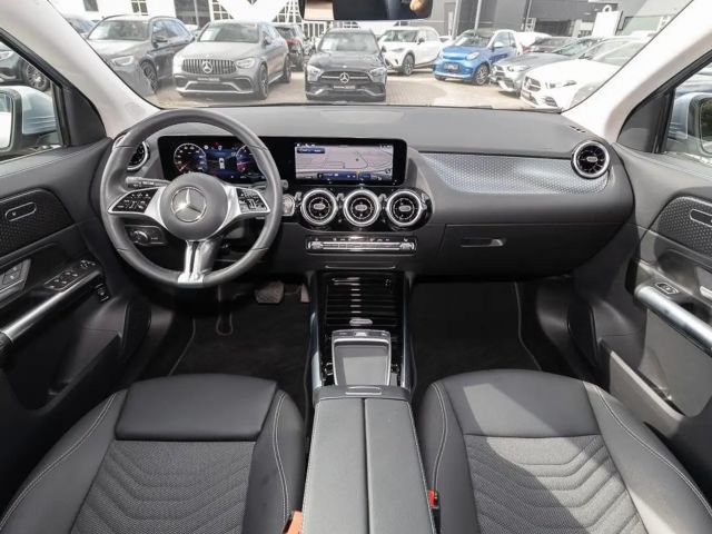 Mercedes-Benz GLA 180 W-Paket ParkAss. LED SpurH el.Heck LM