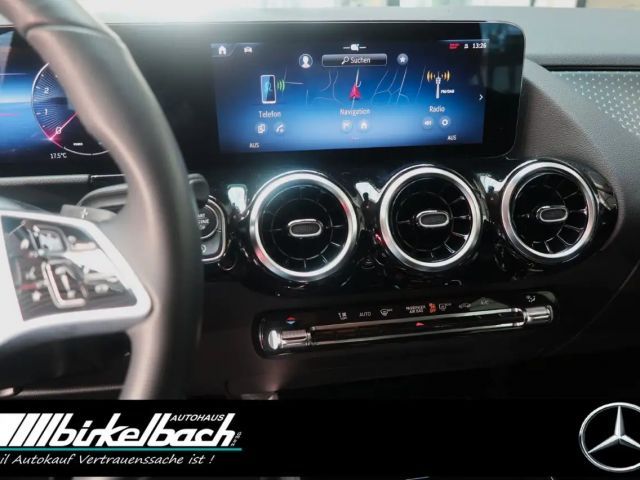 Mercedes-Benz GLA 200 Advanced 7G LED RFK  LHZ Apple