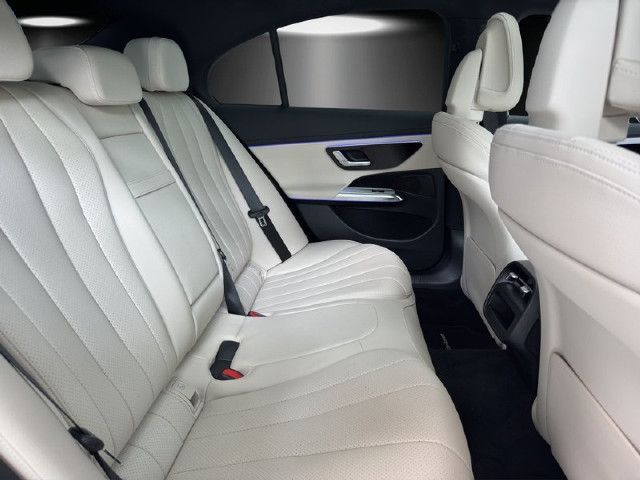 Mercedes-Benz E 200 AMG Line E 200 d Sedan