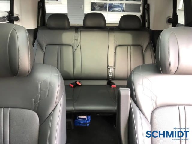 Hyundai Staria Signature