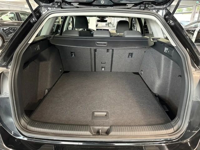 Volkswagen Golf 1.5 eTSI DSG Life Variant