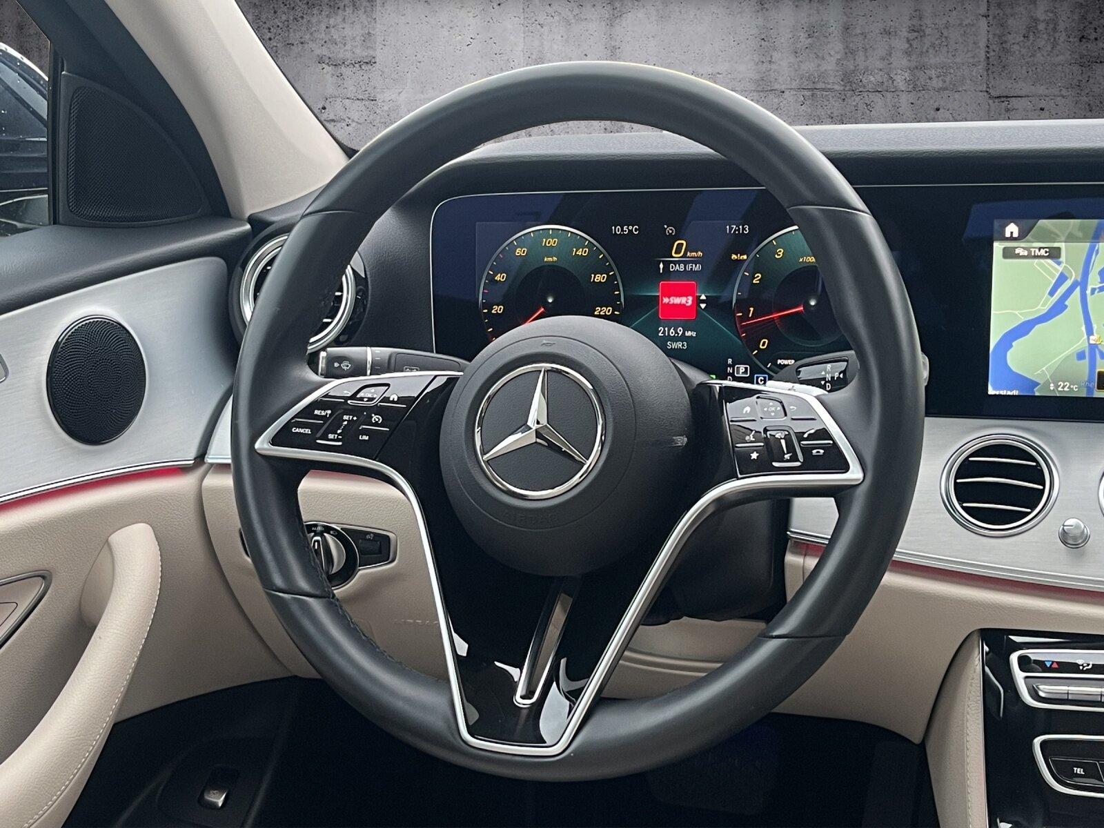 Mercedes-Benz E 300 AMG Line Sedan