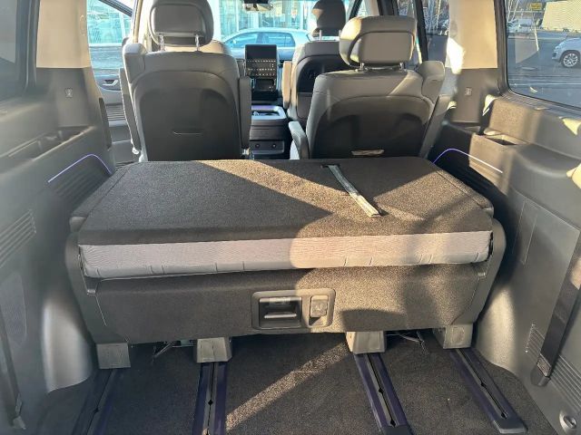 Hyundai Staria Signature