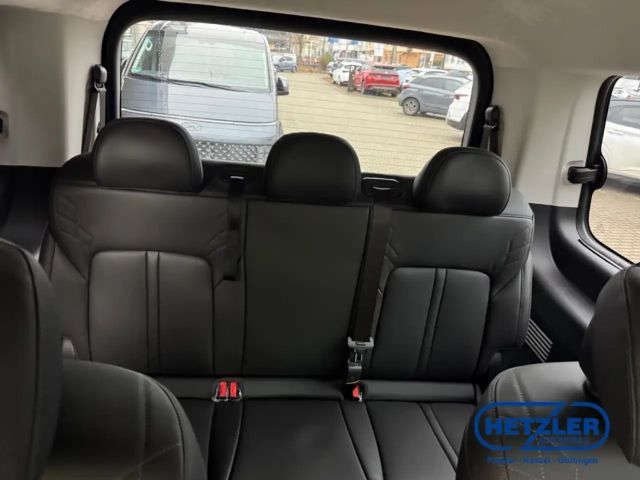 Hyundai Staria Signature