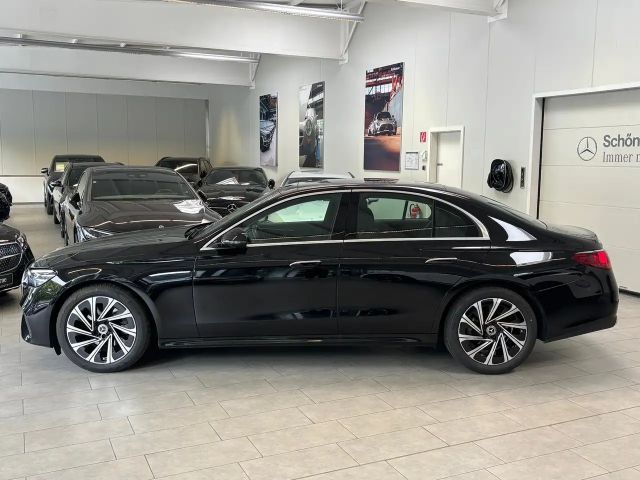 Mercedes-Benz E 200 AVANTGARDE Sedan