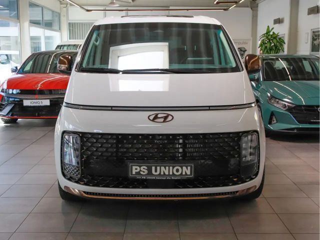 Hyundai Staria Signature