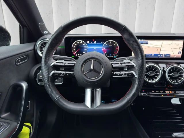 Mercedes-Benz A 220 A 220 d AMG Line