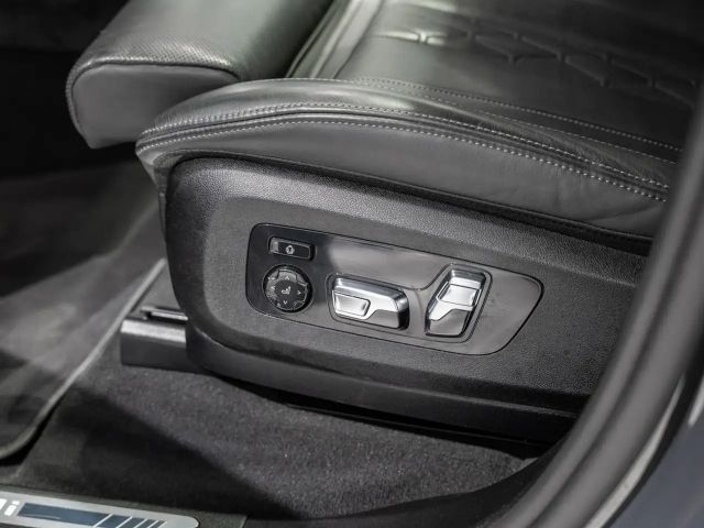 BMW X7 M 60i FACEL. PANO AHK HUD 360° LED STANDHZ