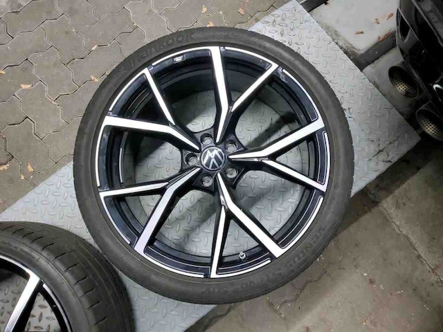 Volkswagen Tiguan *Sonderleasing* AKRAPOVIC NP86 AHK Pano