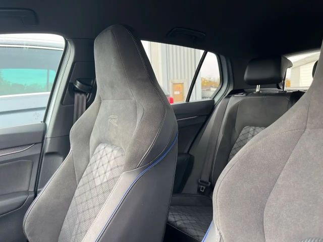 Volkswagen Golf 1.5 eTSI DSG R-Line