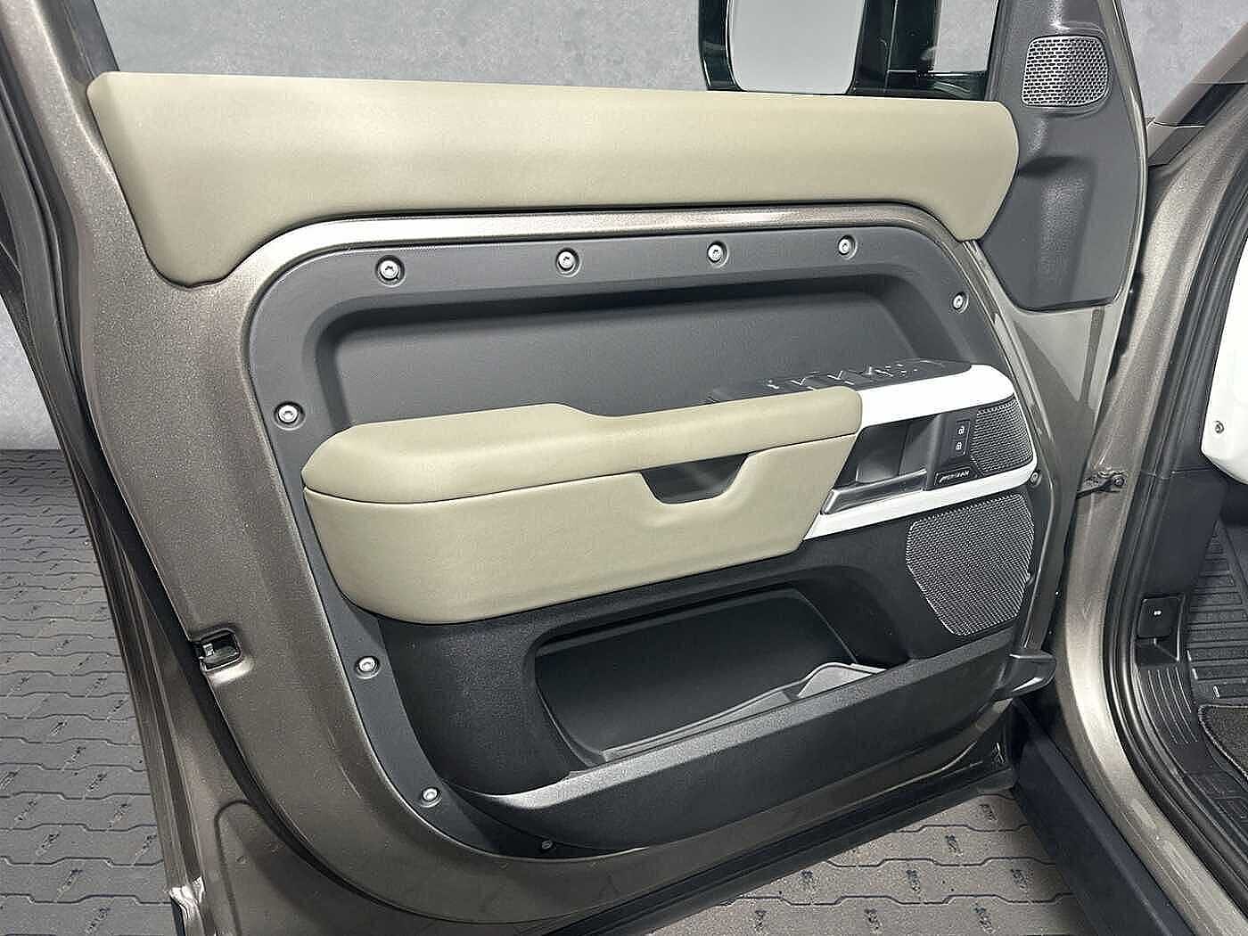 Land Rover Defender 110 SE