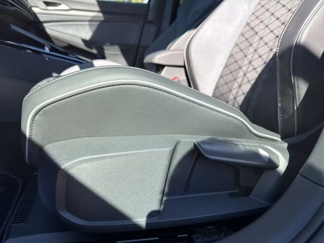 Volkswagen Golf 1.5 eTSI DSG R-Line Variant