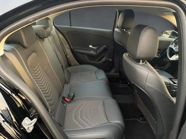 Mercedes-Benz A 180 Limousine AHK Kamera CarPlay SHZ VorrDistr