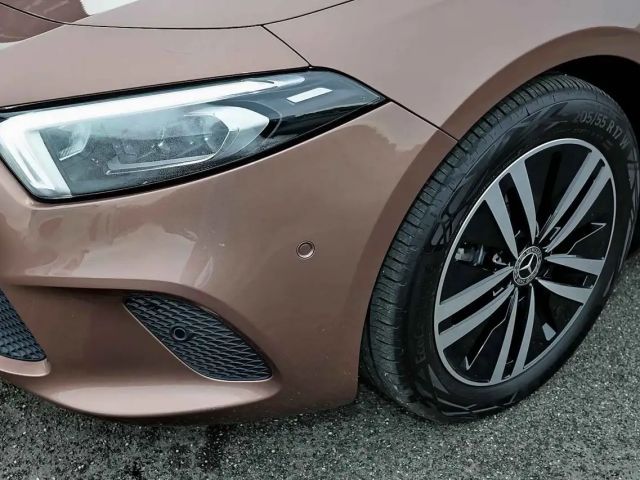 Mercedes-Benz A 180 DISTR++HEADUP+KAMERA+MBUX+CARPLAY+LED+17"