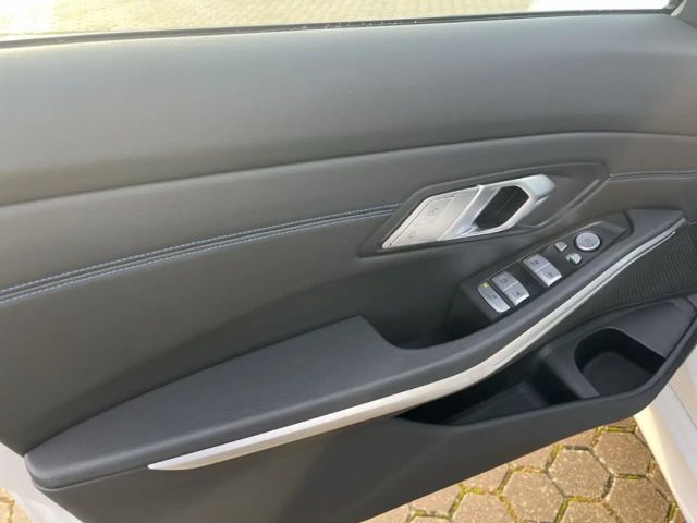 BMW 318 318i M-Sport Sedan