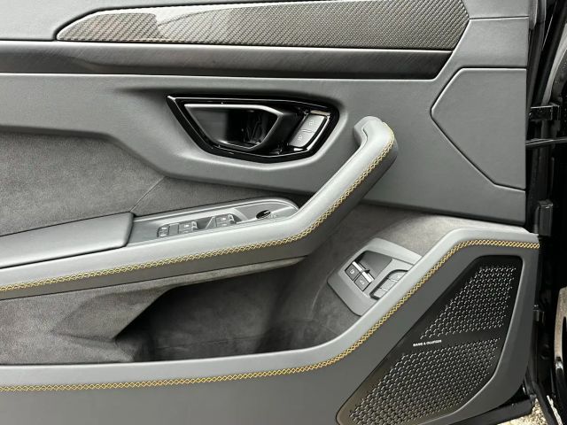 Lamborghini Urus SE *Akrapovic*Carbon-Paket*23"*B&O*Pano*