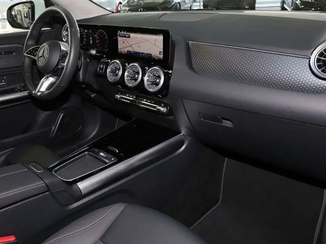 Mercedes-Benz GLA 180 TOTWINKEL+DISTRONIC+360°+LED+KEYLESS+18"