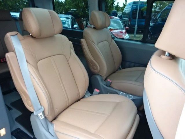 Hyundai Staria Signature