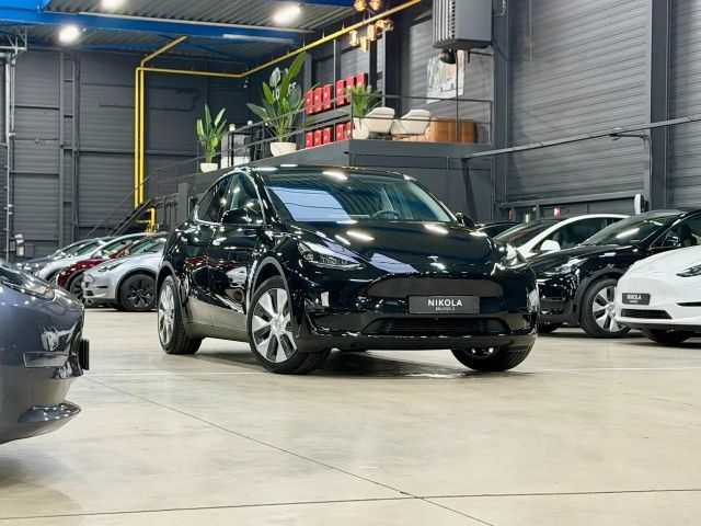 Tesla Model Y REAR WHEEL DRIVE - FULL BLACK - AUTOPILOT ACTIVE