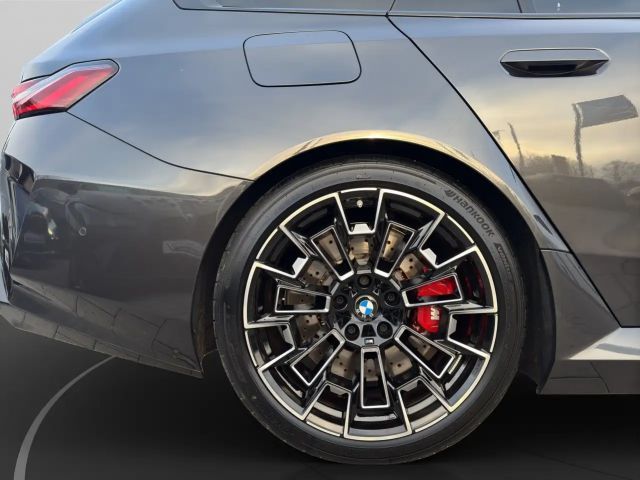 BMW M5 Touring  Anhängerk. Driving+Parkingassist B/W Surr