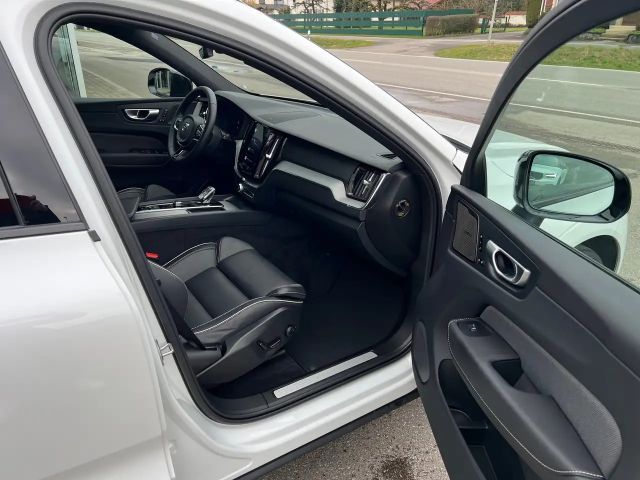 Volvo XC60 AWD Dark Plus