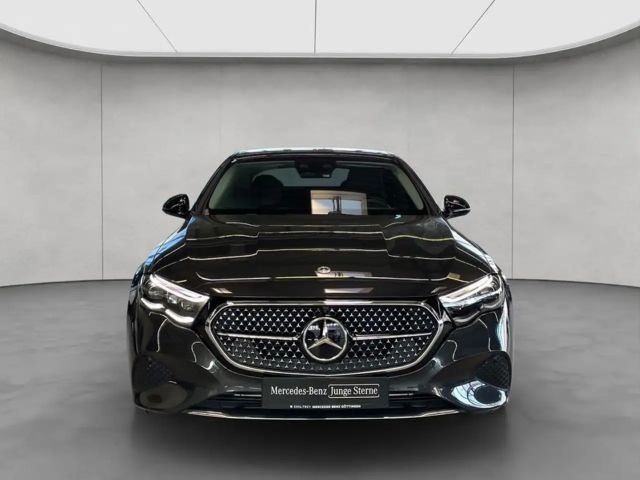 Mercedes-Benz E 200 Sedan