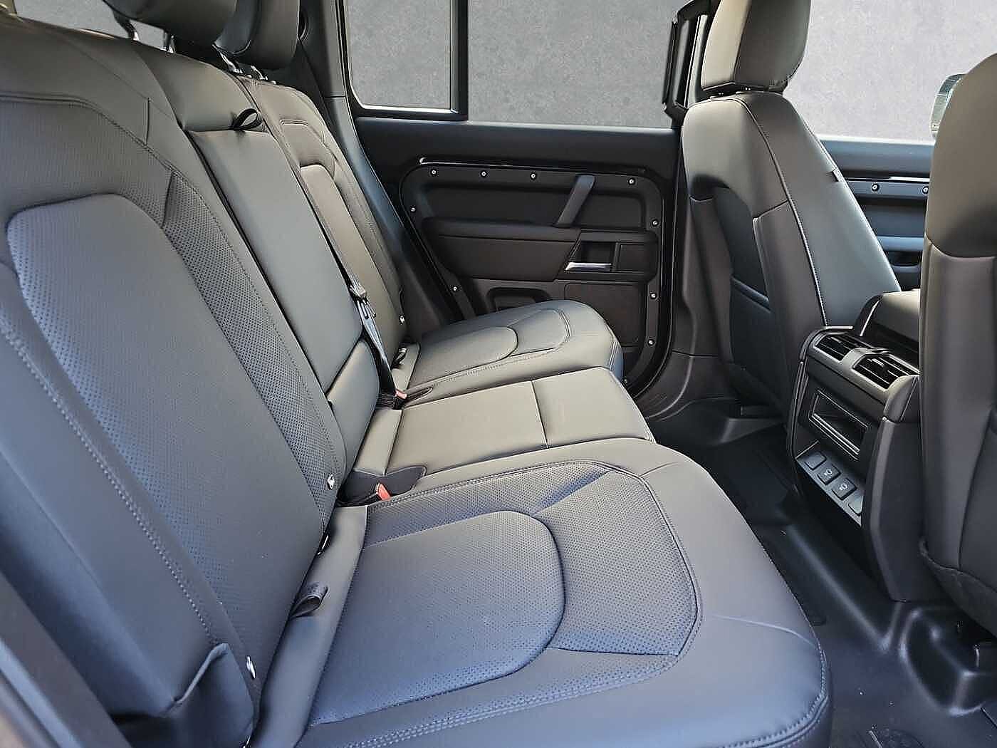 Land Rover Defender 110 Dynamic SE