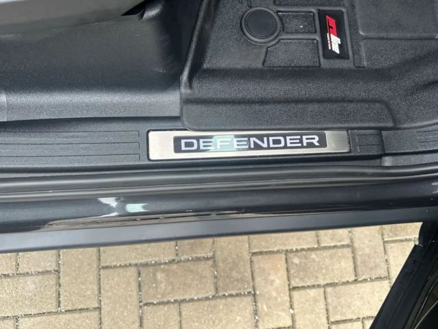 Land Rover Defender 110 D250 Dynamic SE
