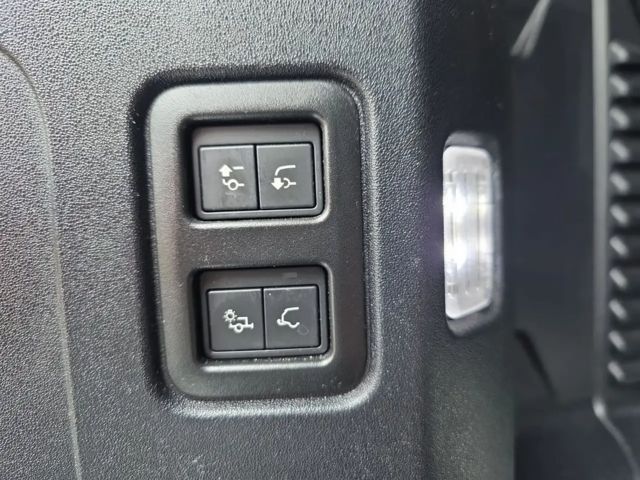 Land Rover Defender 90 D250 SE