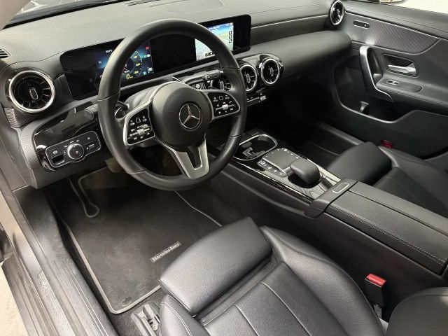 Mercedes-Benz CLA 220 /NAVI/LED/AHK/