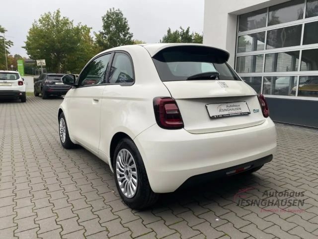 Fiat 500e Digitales Cockpit Apple CarPlay Android Auto Klima