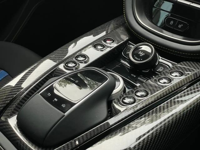 Aston Martin DBX 707