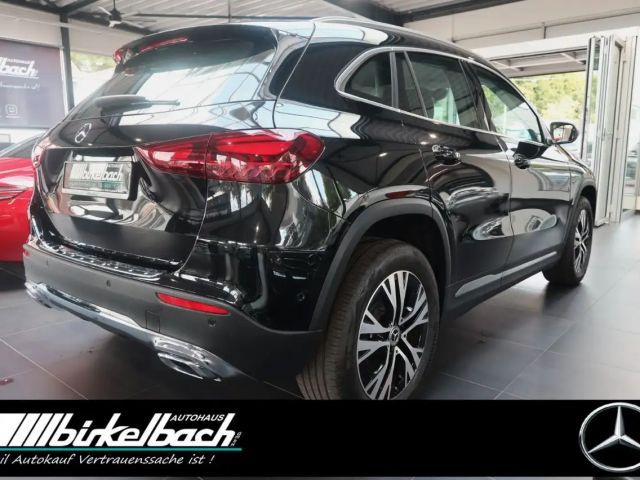 Mercedes-Benz GLA 200 Advanced 7G LED RFK  LHZ Apple