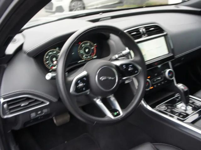 Jaguar XE AWD R-Dynamic SE